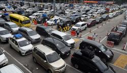 Ratusan Kendaraan Antre Menyeberang ke Pulau Sumatera di Pelabuhan Merak