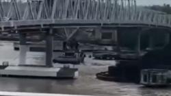Detik-Detik Kapal Tongkang Tabrak Pilar Jembatan Mahakam Samarinda, Warga Histeris