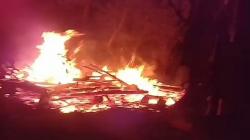 Gegara Lupa Matikan Rokok, Rumah Panggung di Campaka Cianjur Ludes Terbakar<