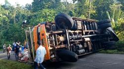 As Roda Patah, Truk Muatan Sembako Terbalik di Jalan Trans Halmahera