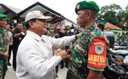 Perbaiki Kondisi Aparat, Menhan Prabowo Serahkan Motor ke Babinsa Koramil 1601 Indramayu<