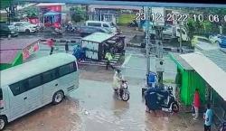 Kronologi Mobil Boks Tabrak Pembatas Jalan, Diduga Sopir Ngantuk<