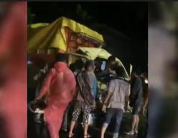 Tabrak Pohon, Sopir Truk Terjepit dalam Kabin