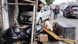 Kaki Sopir Kram, Mobil Suzuki di Bogor Tabrak Warung