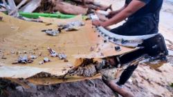 Warga Natuna Geger, Serpihan Mirip Badan Pesawat Ditemukan di Pantai Air Danau