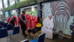 Polisi Sterilisasi Gereja Katedral Jelang Misa Natal 2022