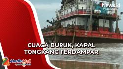 Ombak Besar, 2 Tongkang dan Kapal Derek Terdampar di Pantai Tuban