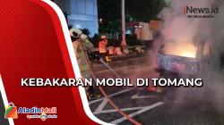 Mobil Terbakar setelah Tabrak Pembatas Tol di Tomang