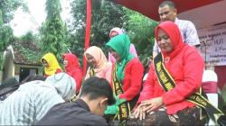  Kaki Dibasuh Anak, Ibu-Ibu di Semarang Ini Tak Kuasa Menahan Tangis Haru<