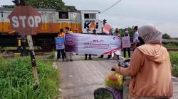 Cegah Kecelakaan di Pelintasan, Petugas KAI Daop 3 Cirebon Bentangkan Spanduk Imbauan<