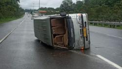 Elf Terguling di Tol Jagorawi Bogor, Diduga Sopir Hilang Kendali