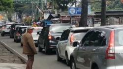 Jalur Wisata Lembang KBB Macet, Polisi Berlakukan Buka Tutup<