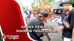 Semangat Kakek Berusia 80 Tahun yang Masih Setia Berjualan Mainan Tradisional di Pemalang