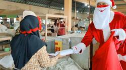  Sinterklas Blusukan ke Pasar Bagikan Kado Natal, Pedagang Kaget<