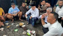 Sambil Kunker, Zulhas Ngopi Santai Pakai Sarung di Pasar Ponorogo
