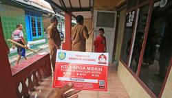 Ribuan Rumah Warga Penerima Bansos Dipasang Stiker Keluarga Miskin