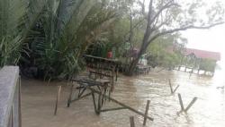 Dihantam Ombak, Kawasan Ekowisata Mangrove Teluk Berdiri Rusak