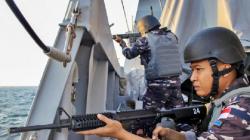 Dilengkapi Senjata dan Rompi Antipeluru, Prajurit TNI Waspada saat Melintasi Perairan Somalia<