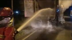 Truk Kontainer Bermuatan Pembalut Perempuan Terbakar, Seluruh Muatan Hangus<