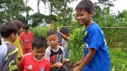 Anak-Anak Isi Liburan sambil Tambah Ilmu di Sentra Bibit Pohon Majalengka<