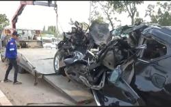 Innova Tabrak Truk Parkir di Palembang, Sopir Kritis dan Penumpang Tewas<