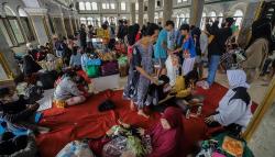 Korban Kebakaran Permukiman Padat Mampang Prapatan Mengungsi di Masjid