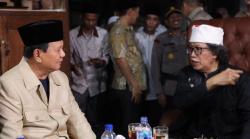 Hadir di Sinau Bareng Mbah Nun, Prabowo Beri Kopiah hingga Safarinya ke Pedagang Asongan