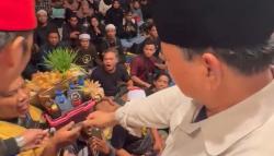Momen Prabowo Berikan Jam Tangan hingga Baju Safarinya untuk Pedagang Asongan