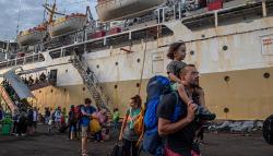 Ekspresi Wisatawan Tiba dengan Selamat di Semarang usai Dievakuasi dari Karimunjawa