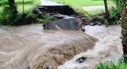 Banjir Bandang Terjang Pulau Bawean Gresik, Jembatan Antardesa Putus 
