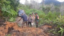 Jalan Antrakabupaten di Tapsel Tertutup Longsoran Tanah, Kendaraan Tak Bisa Melintas