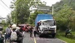 Kecelakaan Maut Minibus vs Truk di Jalan Singaraja-Denpasar, 3 Tewas 11 Luka