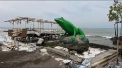 Cuaca Buruk, 7 Anjungan Warung di Pantai Pulo Kodok Tegal Roboh Diterjang Gelombang Tinggi