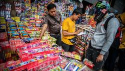 Pedagang Kembang Api Diserbu Pembeli Jelang Perayaan Tahun Baru 2023