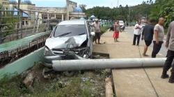 Diduga Sopir Ngantuk, Kijang Innova di Aceh Tabrak Tiang Listrik hingga Ambruk