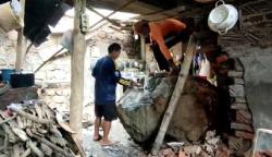 Batu Besar Longsor Timpa Rumah Warga di Kediri, Atap dan Dinding Jebol