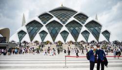 Salat Jumat Perdana di Masjid Al Jabbar
