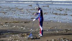 Ultraman Turun Tangan Bersihkan Sampah Pantai Kuta Bali Ternyata Warga Jepang