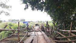 Terkikis Sungai, Jembatan Penghubung Kecamatan di Bogor Putus