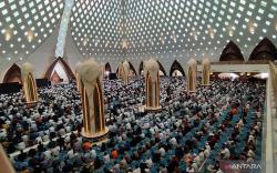 Suasana Salat Jumat Perdana di Masjid Al Jabbar Bandung Diikuti Ribuan Jemaah<