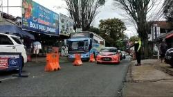 Jalur Wisata Lembang KBB Mulai Macet, Polisi 2 Kali Berlakukan One Way<
