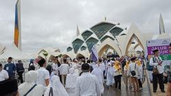 Ribuan Warga Berpakaian Putih Hadiri Peresmian Masjid Al Jabbar Bandung<