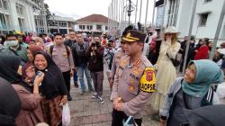 Jelang Malam Tahun Baru, Jalan Asia Afrika Bandung Dipadati Ribuan Wisatawan<