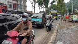 Arus Lalu Lintas di Kawasan Wisata Ciwidey Bandung Padat, Kendaraan Antre 3 Km<