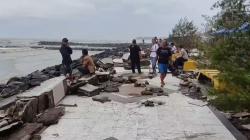 Diterjang Gelombang Tinggi, Tembok Pembatas di  Pantai Alam Indah Tegal Ambruk