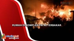 2 Rumah di Komplek TNI AL Palembang Dilalap Api<