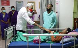 Tahun Baru Ala Ganjar, Sapa Perawat di IGD Rumah Sakit hingga Petugas Damkar 