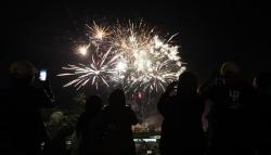 Pesta Kembang Api Selama 15 Menit Meriahkan Malam Tahun Baru di TMII