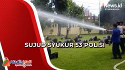 Naik Pangkat, 53 Polisi di Pemalang Sujud Syukur di Bawah Siraman Air