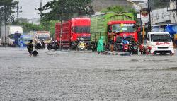Jalan Jalur Pantura Kudus Banjir Timbulkan Kemacetan Panjang